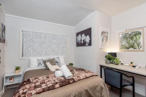Classic Queen Room - Close to Airport & Eateries - Shared Bathroom, Sydney